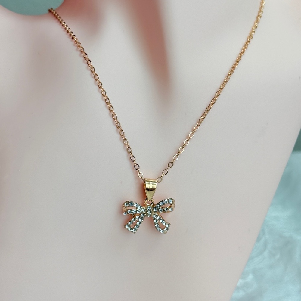 ⚜️ Elegant Gold Bow Pendant Necklace - Picture 4 of 4